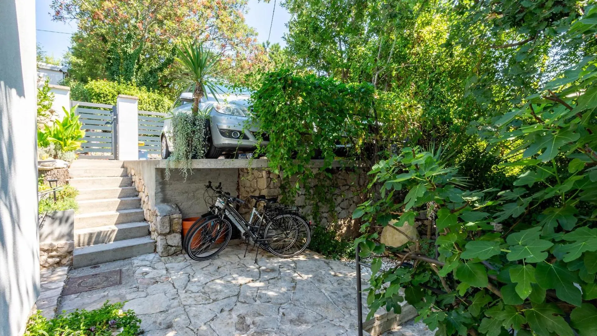 Artistic Beach House With Pool Jadranovo Croatia