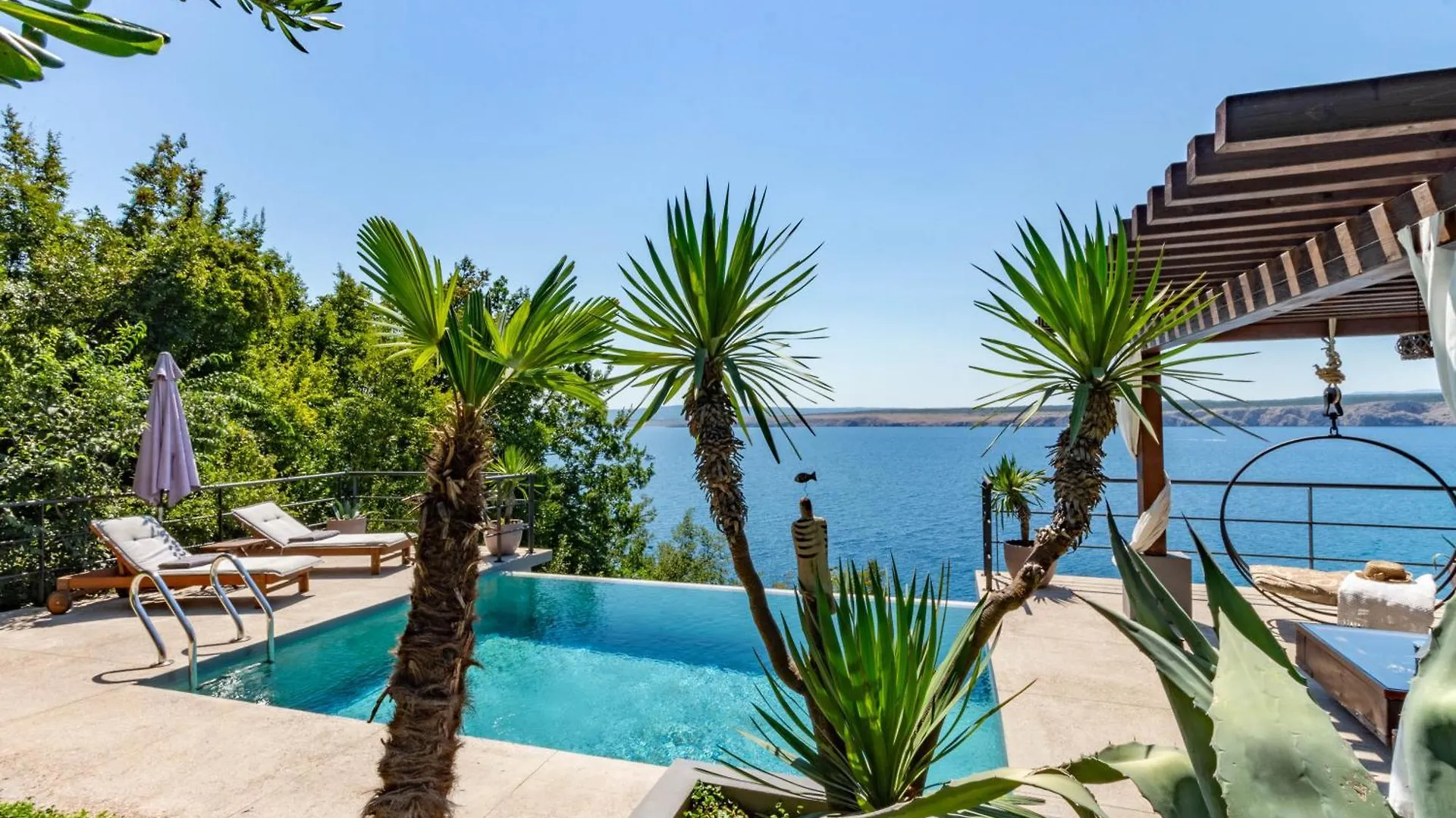 Artistic Beach House With Pool Jadranovo