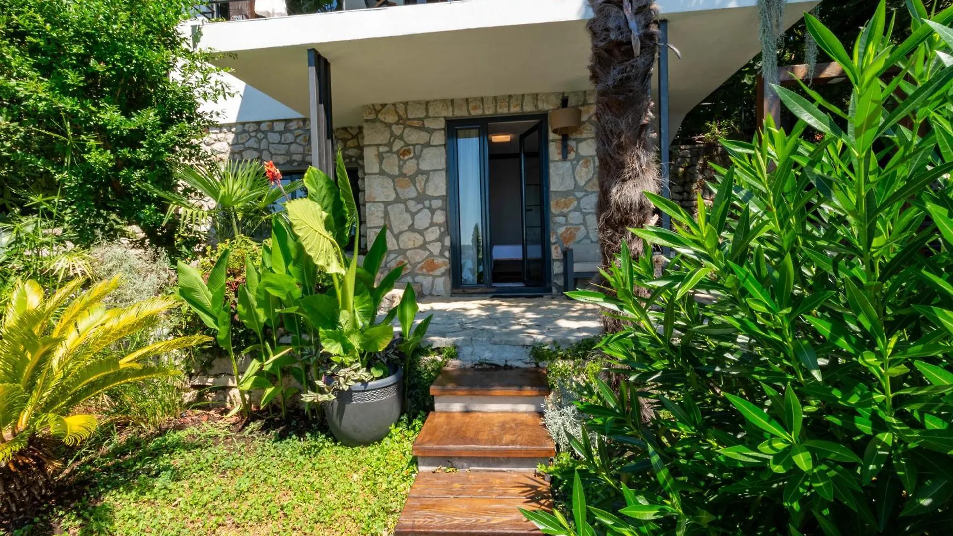 Artistic Beach House With Pool Jadranovo