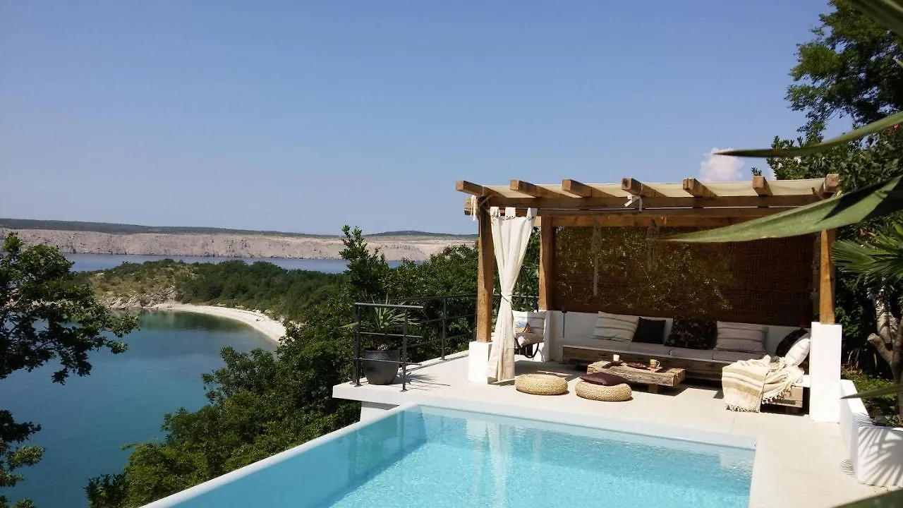 Artistic Beach House With Pool Jadranovo