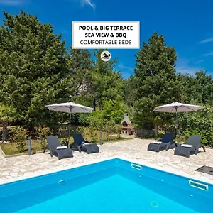 Pinia With A Pool Ferienhaus
